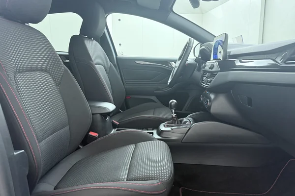 Ford Focus (2021) — foto 14 van 16