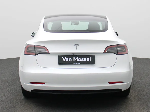 Tesla Model 3 (2023) — foto 36 van 40