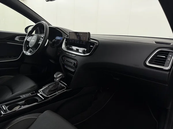 KIA Cee'd (2021) — foto 3 van 27