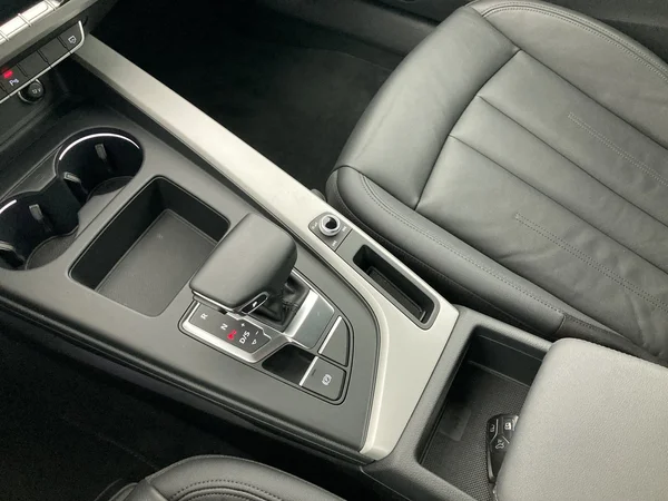 AUDI A4 (2022) — foto 18 van 36