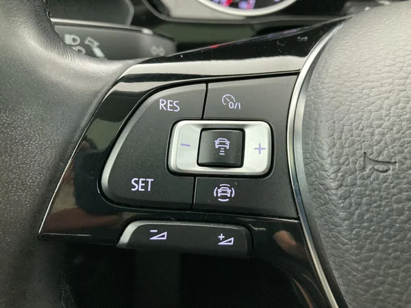 VOLKSWAGEN Touran (2020) — foto 28 van 31