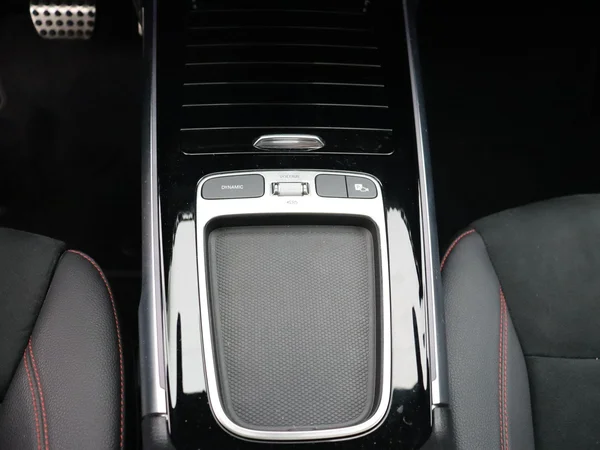 Mercedes-Benz EQB (2025) — foto 8 van 28