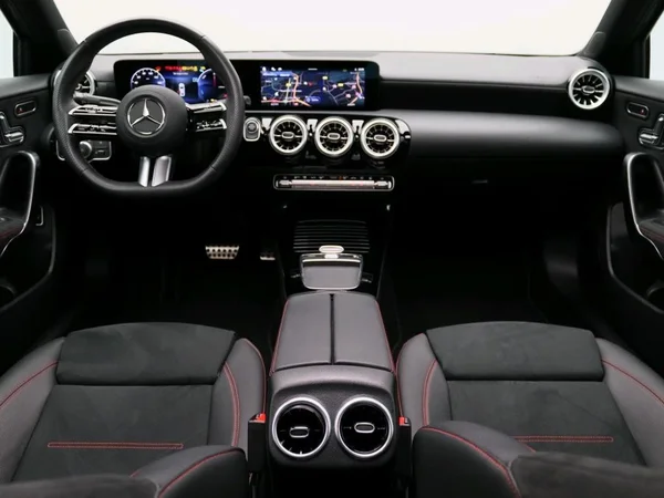 Mercedes-Benz A-Klasse (2024) — foto 11 van 17