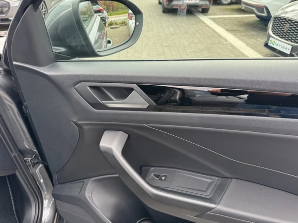 VOLKSWAGEN T-Roc (2022) — foto 8 van 24
