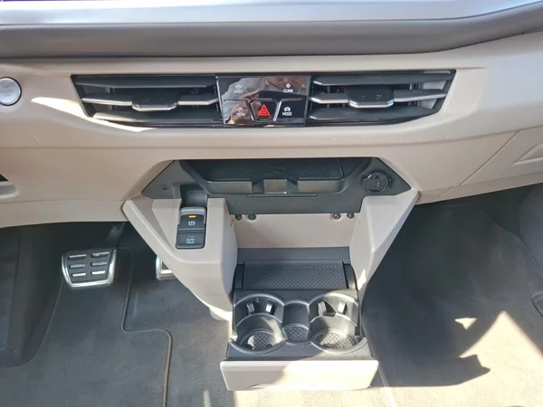 VOLKSWAGEN Multivan T7 Long eHybrid (PHEV) (2025) — foto 4 van 23