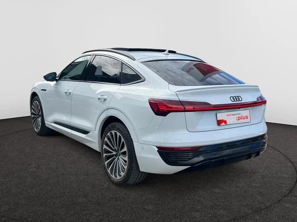 AUDI Q8 Sportback e-tron (2024) — foto 12 van 24