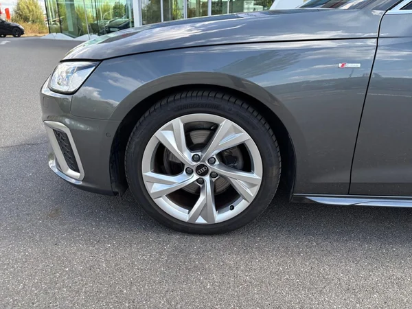 AUDI A4 (2024) — foto 15 van 23