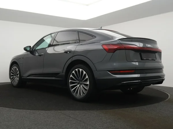 Audi e-tron (2022) — foto 23 van 27