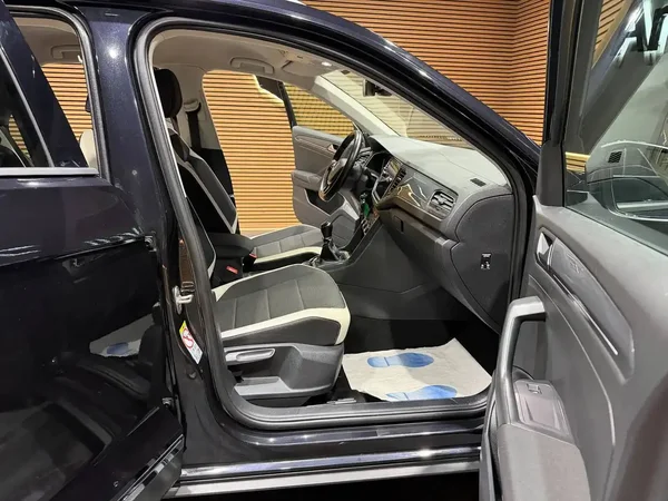 Volkswagen T-Roc (2019) — foto 9 van 23