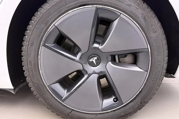 Tesla Model 3 (2023) — foto 38 van 44
