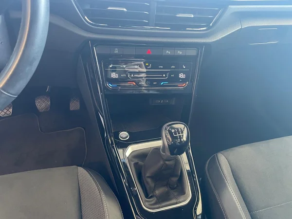 VOLKSWAGEN T-Roc (2023) — foto 2 van 20