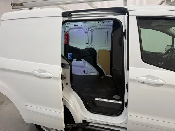 Ford Transit-Courier (2020) — foto 19 van 29