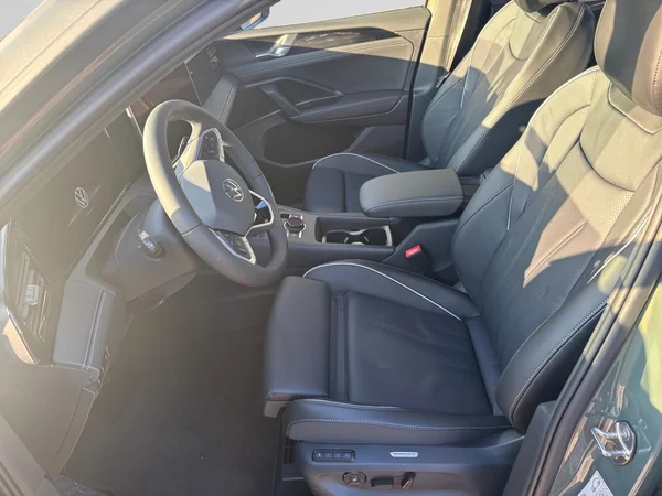 VOLKSWAGEN Tiguan (2025) — foto 6 van 17
