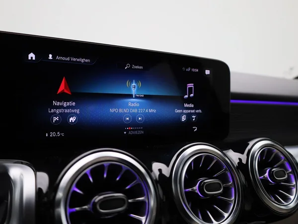 Mercedes-Benz EQB (2022) — foto 9 van 48
