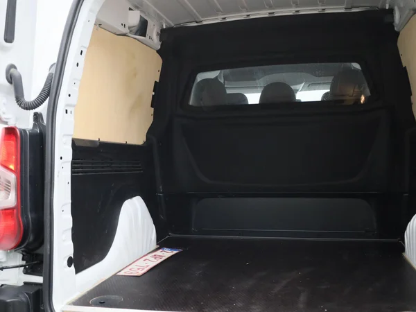 Peugeot Partner (2021) — foto 10 van 37