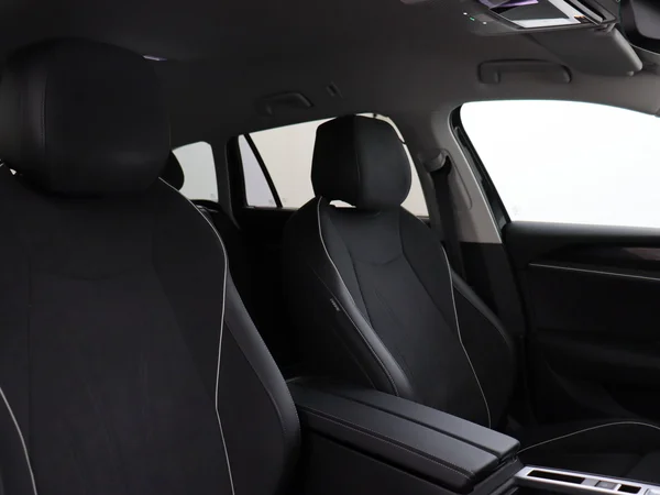 VOLKSWAGEN Passat SW (2025) — foto 2 van 19