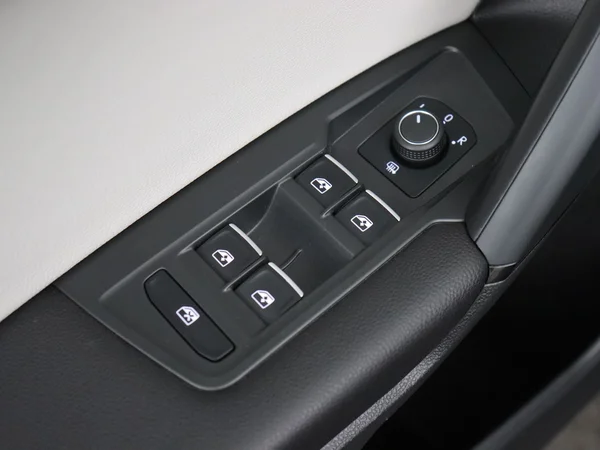 VOLKSWAGEN Tiguan (2019) — foto 19 van 28
