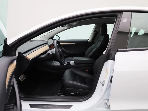 Tesla Model 3 (2022) — foto 39 van 40