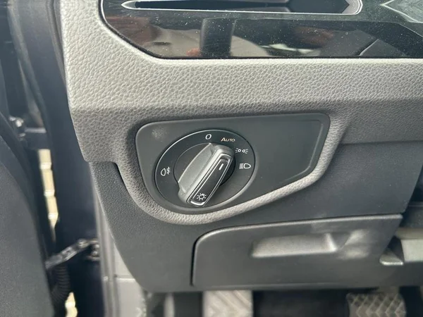 VOLKSWAGEN Touran (2020) — foto 22 van 33