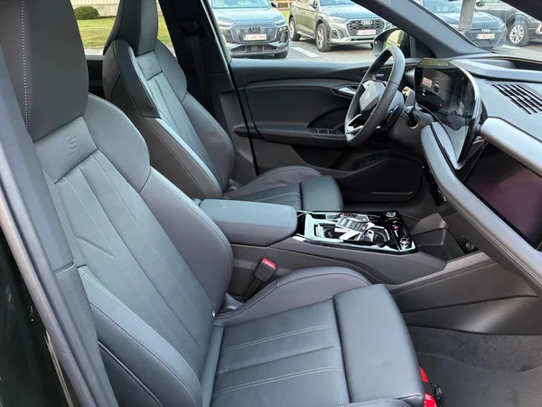 AUDI Q6 e-tron (2026) — foto 10 van 16