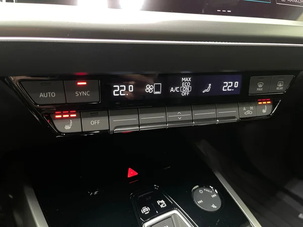 AUDI Q4 Sportback e-tron (2025) — foto 16 van 16