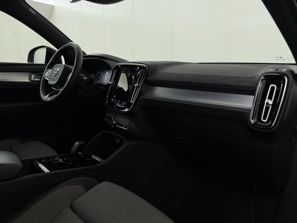 VOLVO XC40 (2023) — foto 3 van 32