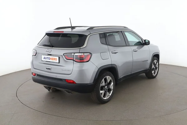 Jeep Compass (2017) — foto 12 van 16