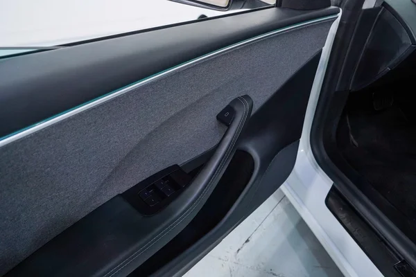 Tesla Model 3 (2023) — foto 11 van 49
