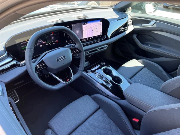 AUDI A6 Avant e-hybrid (PHEV) (2026) — foto 2 van 24
