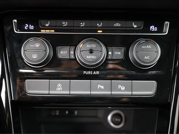 VOLKSWAGEN Touran (2017) — foto 11 van 23