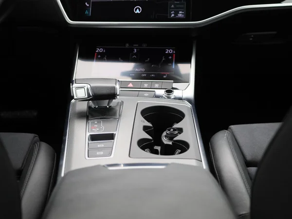 Audi A6 (2022) — foto 2 van 45