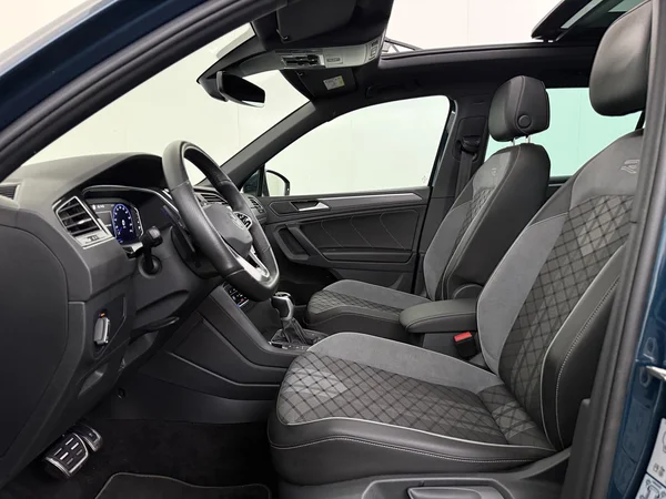 VOLKSWAGEN Tiguan (2023) — foto 2 van 33