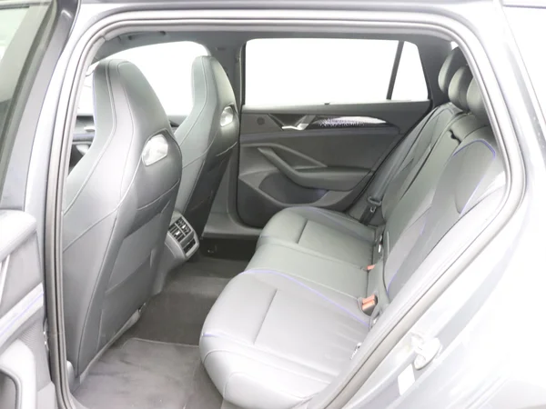 VOLKSWAGEN Passat Variant eHybrid (PHEV) (2025) — foto 14 van 25