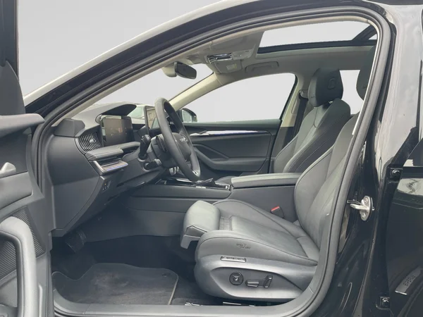 SKODA Superb Combi PHEV (2025) — foto 11 van 14