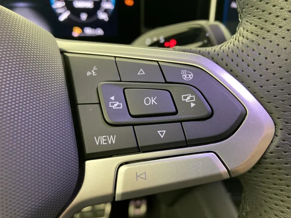 VOLKSWAGEN Tiguan (2025) — foto 9 van 33