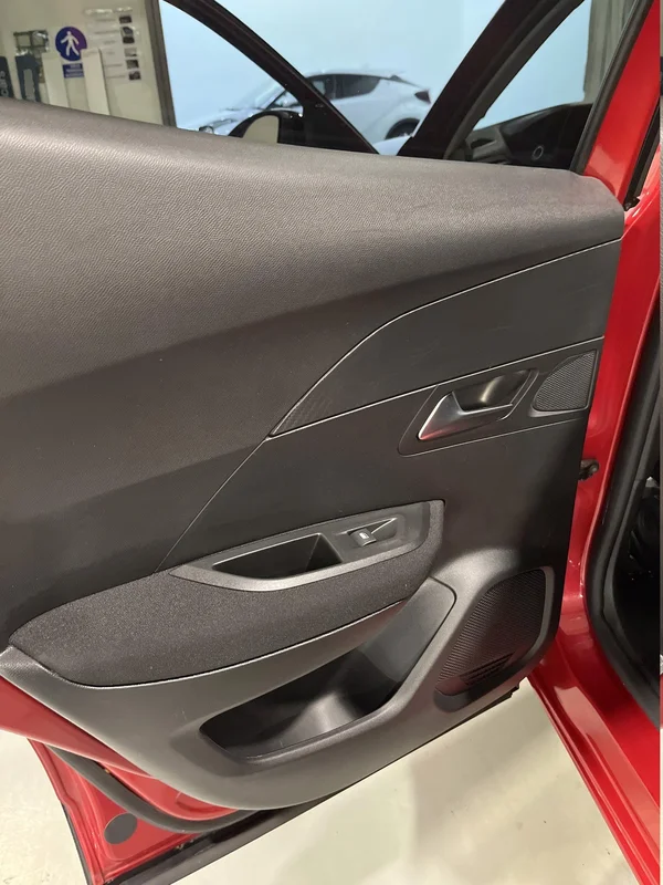 Peugeot E-2008 (2022) — foto 47 van 56