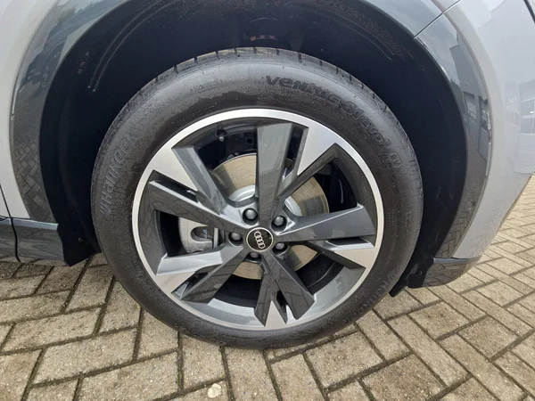 AUDI Q4 Sportback e-tron (2025) — foto 13 van 24