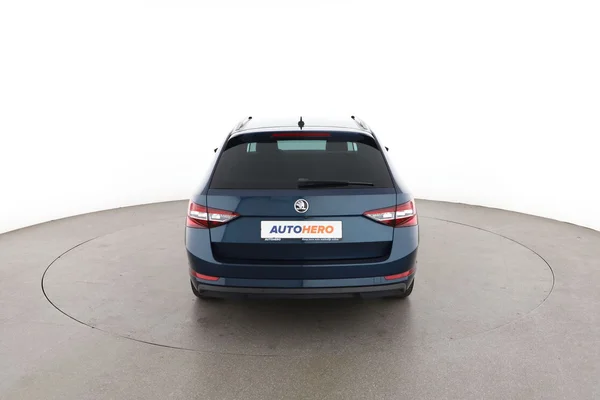 Skoda Superb (2018) — foto 11 van 16