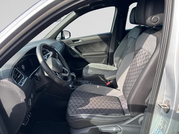 VOLKSWAGEN Tiguan (2021) — foto 24 van 24