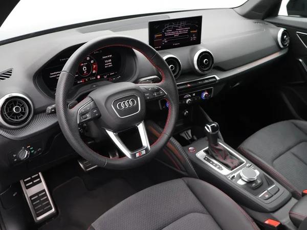Audi SQ2 (2024) — foto 8 van 29