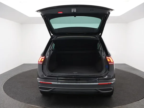 Volkswagen Tiguan (2021) — foto 17 van 27