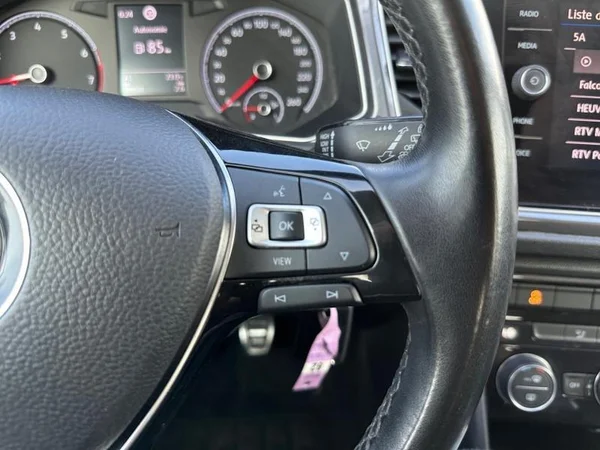 VOLKSWAGEN T-Roc (2019) — foto 17 van 28