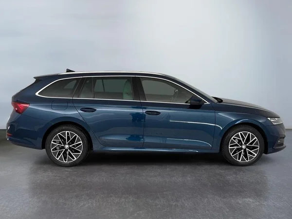 SKODA Octavia Combi (2023) — foto 12 van 17