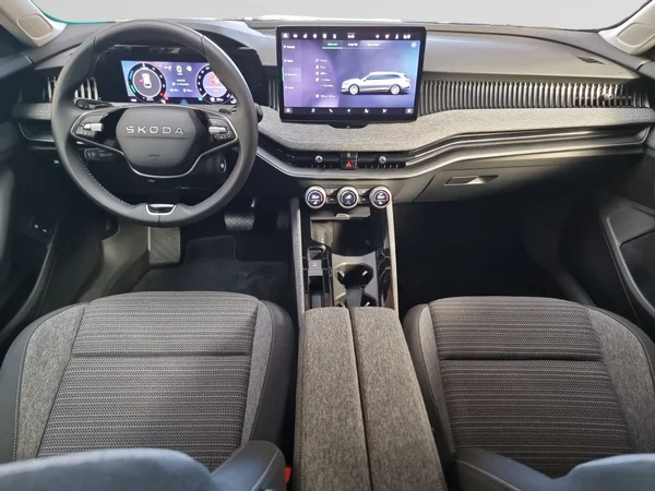 SKODA Superb Combi PHEV (2025) — foto 10 van 16
