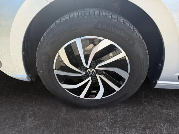 VOLKSWAGEN Polo (2023) — foto 24 van 32