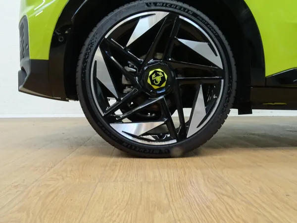 Abarth 600e (2025) — foto 3 van 32