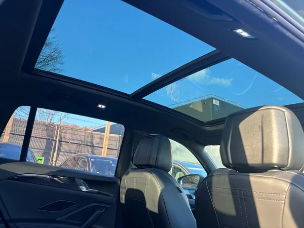 VOLKSWAGEN Tiguan (2025) — foto 15 van 17