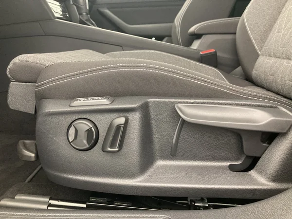 VOLKSWAGEN Passat Variant (2024) — foto 21 van 35