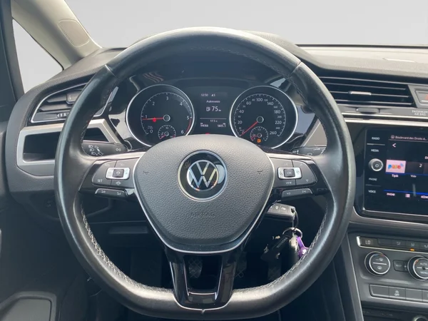 VOLKSWAGEN Touran (2022) — foto 10 van 19