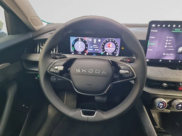 SKODA Superb Combi PHEV (2025) — foto 8 van 16